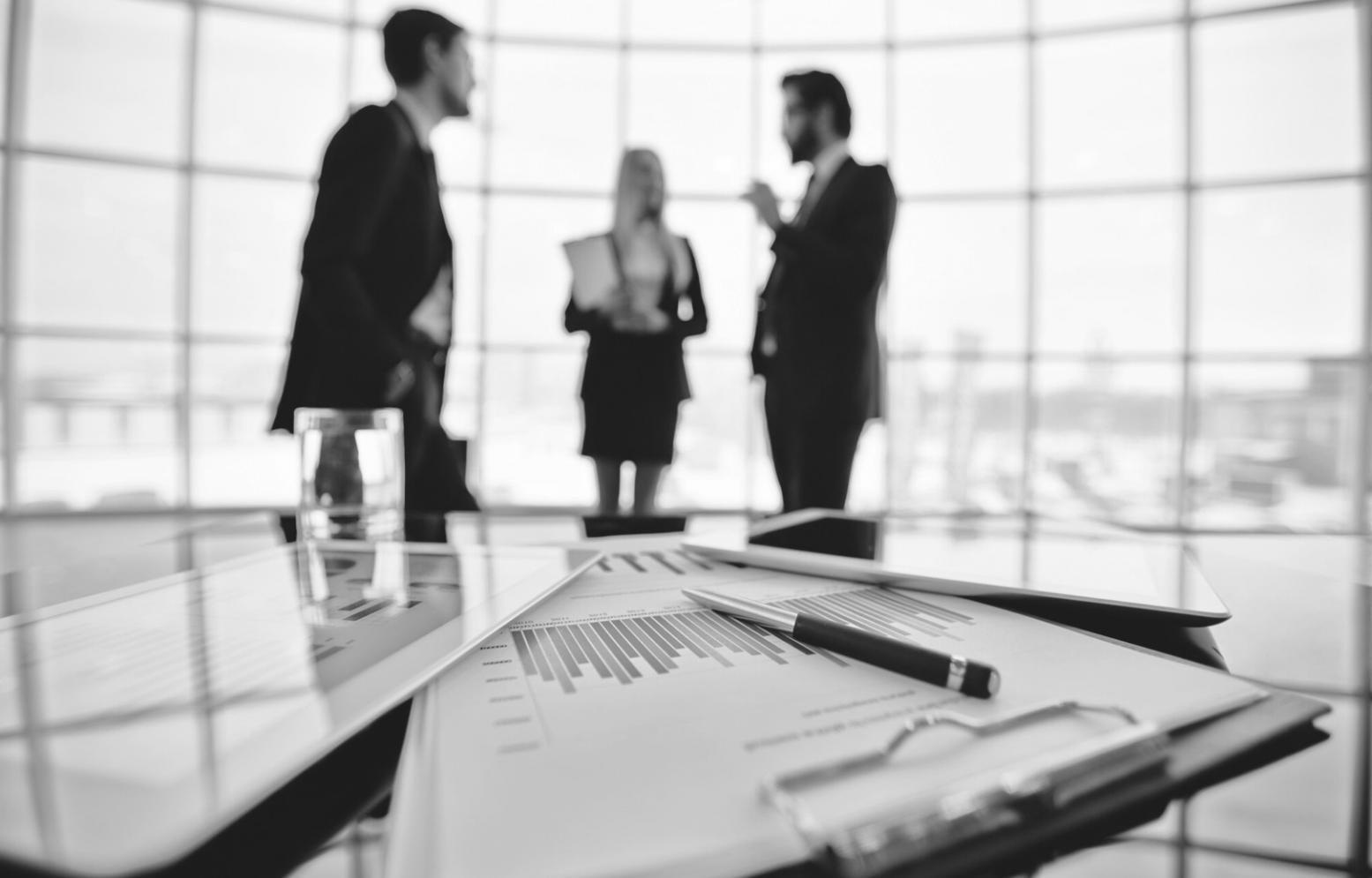 Finanzanalyse Dashboard mit Diagrammen und Kennzahlen